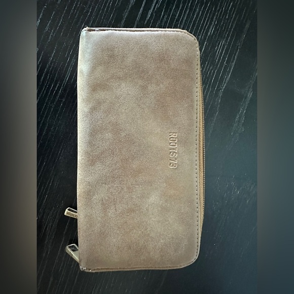 Roots Tan Wallet with Gold Accents - Picture 2 of 3
